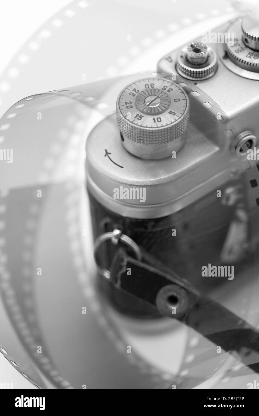 photo abstraite en noir et blanc des outils photographiques tordus et de l'ancienne caméra analogique Banque D'Images
