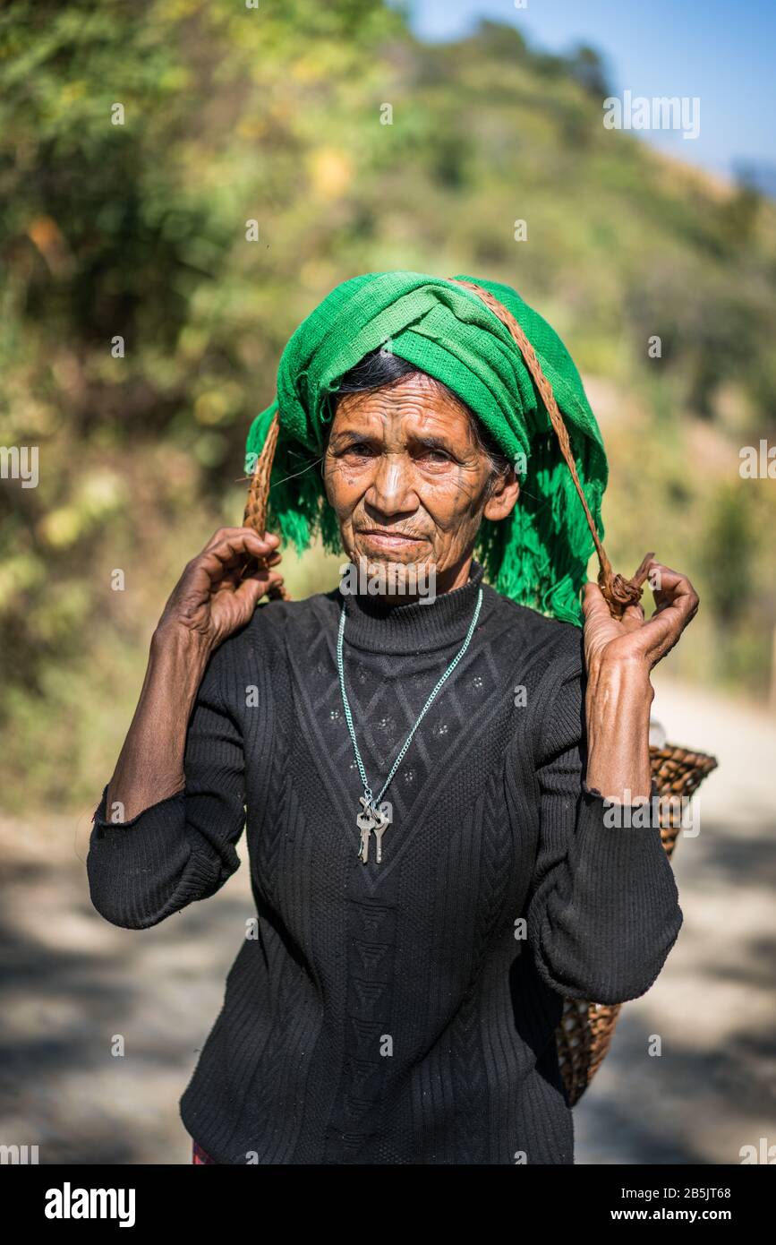 Femme locale avec visage tatoué du village Mindat, état de Chin, Myanmar, Asie. Banque D'Images