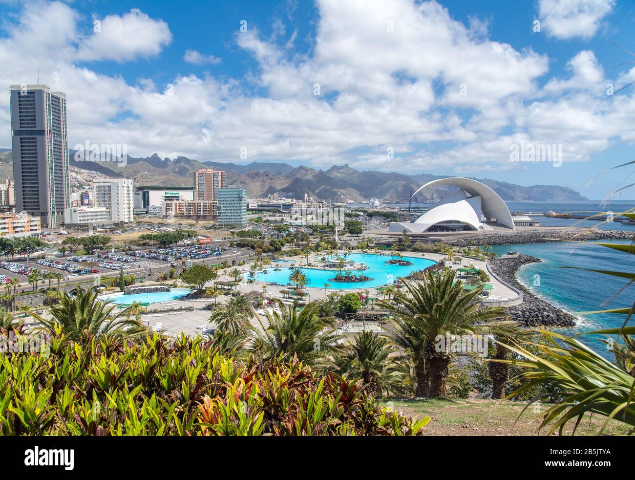 vue sur le port de santa cruz de tenerife avec auditorium et piscine Banque D'Images