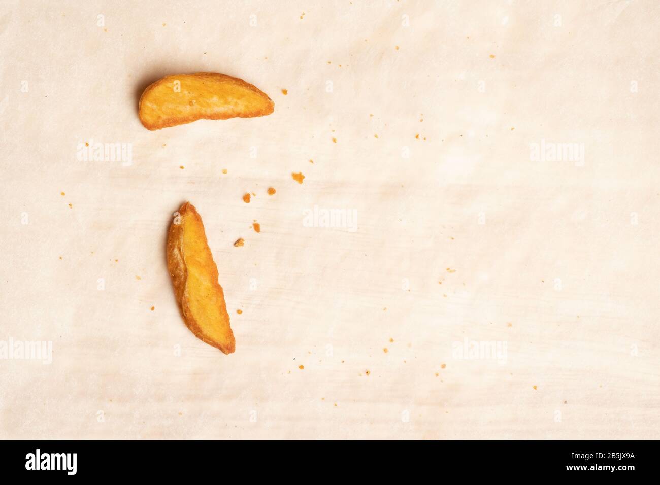 Pomme de terre sur un fond de papier d'artisanat. Vue de dessus. Gros plan. Banque D'Images