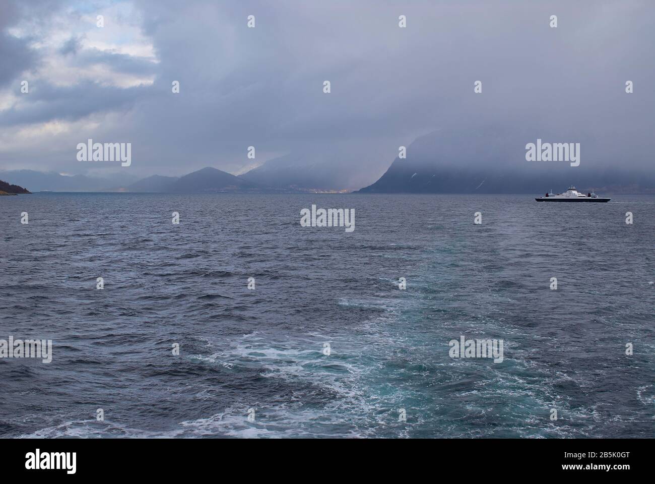 Naviguer le long du Storfjord vers Alesund Banque D'Images