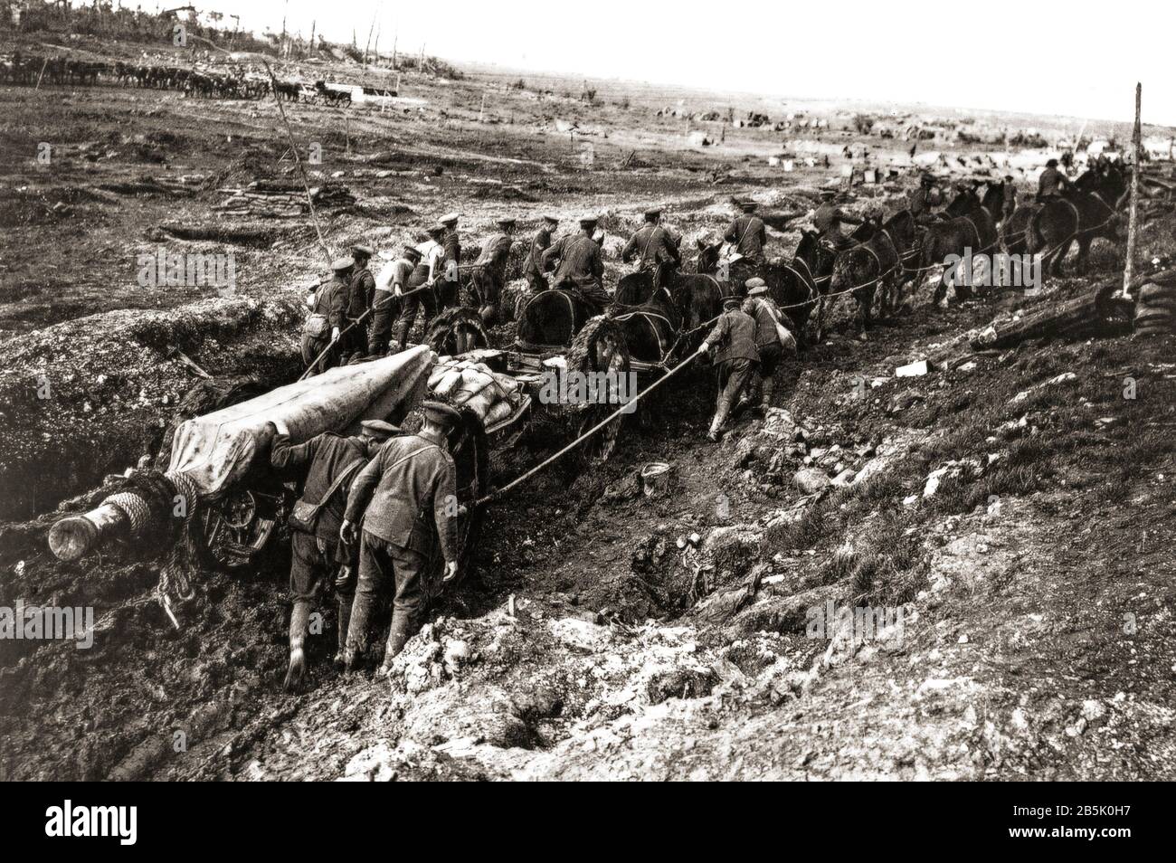 L'arme britannique massive à 60 piolets avait besoin de 12 chevaux et de troupes pour la déplacer vers Bazentin le petit pendant la bataille de la somme en août 1916. Banque D'Images