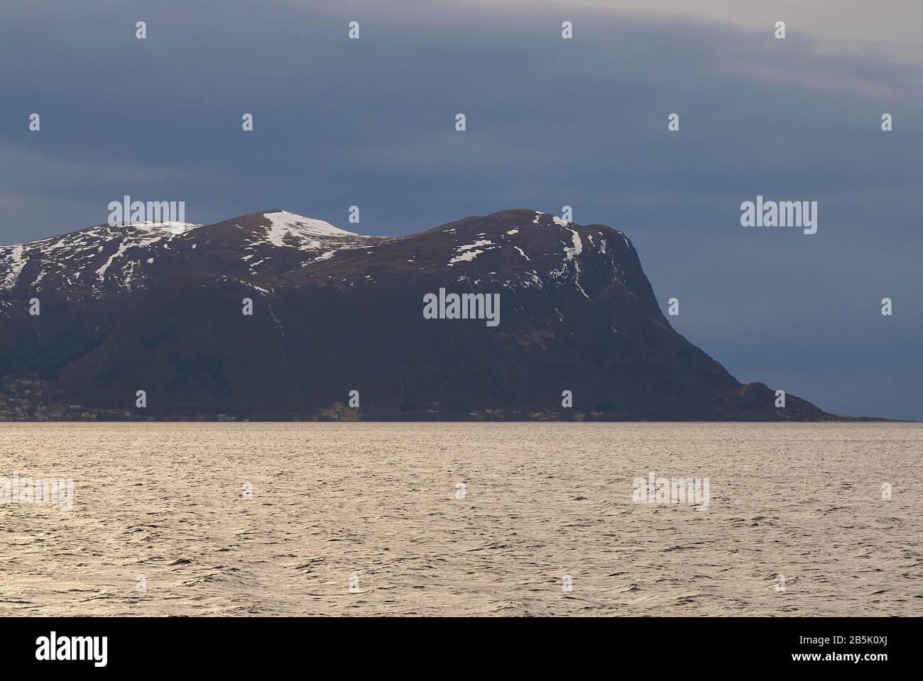 Sulafjord avec ses sommets enneigés de la chaîne de montagnes comme vu lors d'un traversée en ferry (Norvège) Banque D'Images