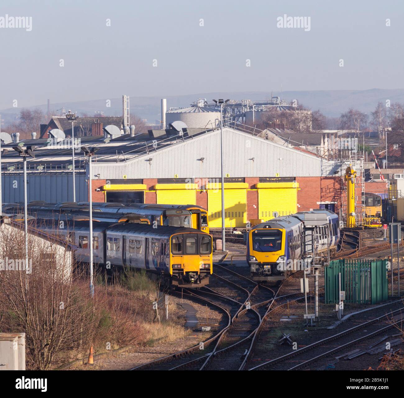 Northern Rail classe 150 sprinter 150112 et nouveau CAF classe 195 195003 shunting autour du dépôt Newton Heath au dépôt de maintenance du train Newton Heath. Banque D'Images