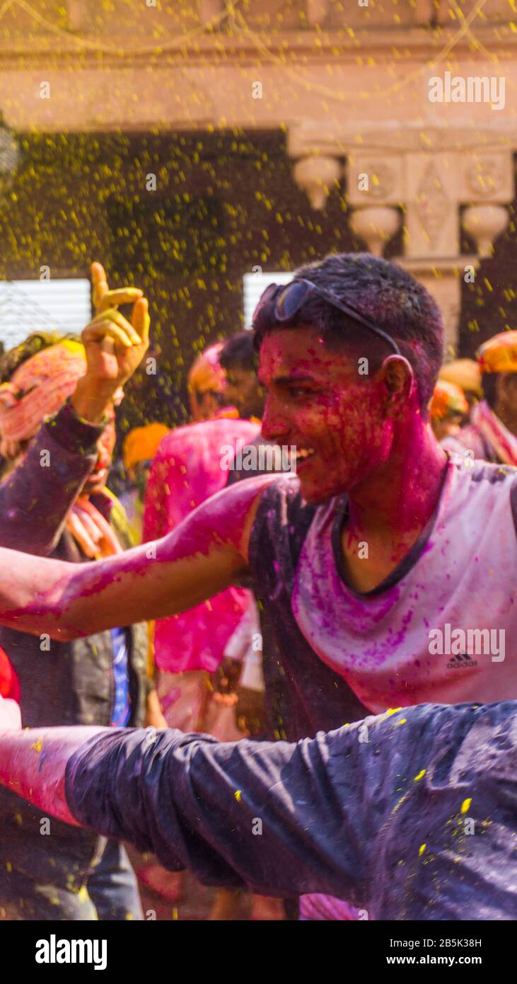 Fête de Mathura holi. Gens célébrant les vacances avec des couleurs. Banque D'Images
