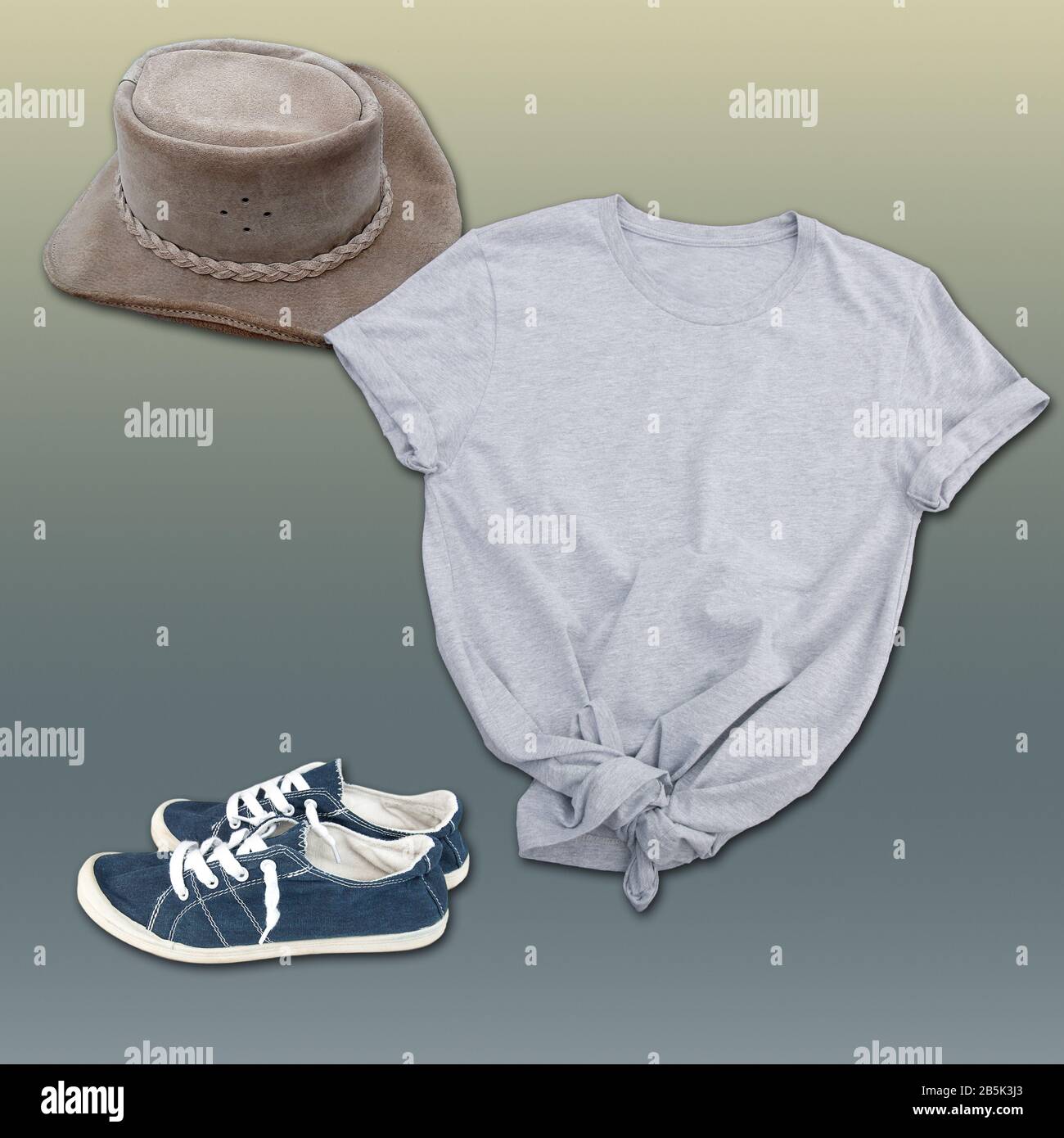 Chaussures et bonnet gris pour t-shirt encore plus de vie avec un chapeau occidental en daim et des baskets bleues. Vêtements de mode décontractés avec espace publicitaire. Banque D'Images