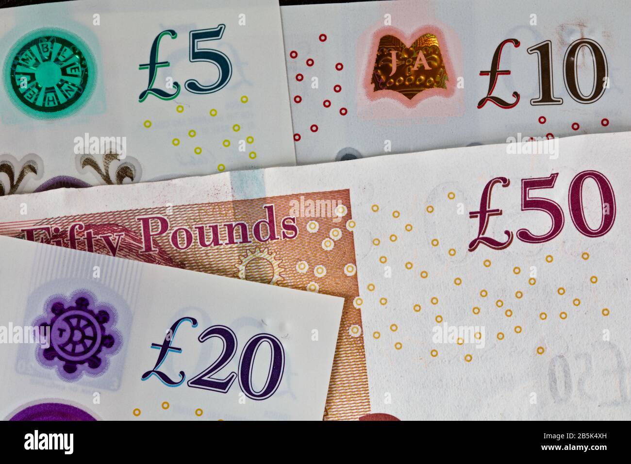 Bank of England 5 £, 10 £ et 20 £ billets en polymère et l'ancien billet en papier de 50 £ Banque D'Images