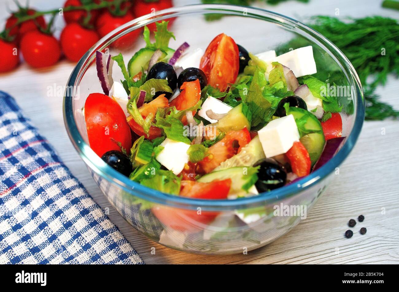 Salade grecque aux tomates, concombres et feta aux olives sur la table Banque D'Images