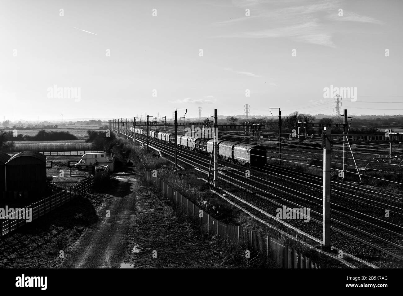 DB Cargo train transportant de l'acier passant par CoedkerNew sur la ligne principale sud-Galles, Royaume-Uni Banque D'Images
