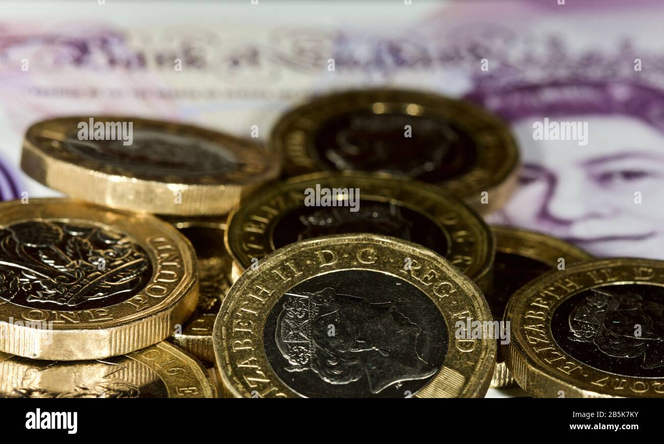 British One livres pièces avec le nouveau polymère 2020 vingt livres billets en arrière-plan Banque D'Images