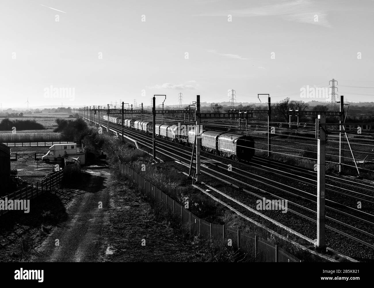 DB Cargo train transportant de l'acier passant par CoedkerNew sur la ligne principale sud-Galles, Royaume-Uni Banque D'Images