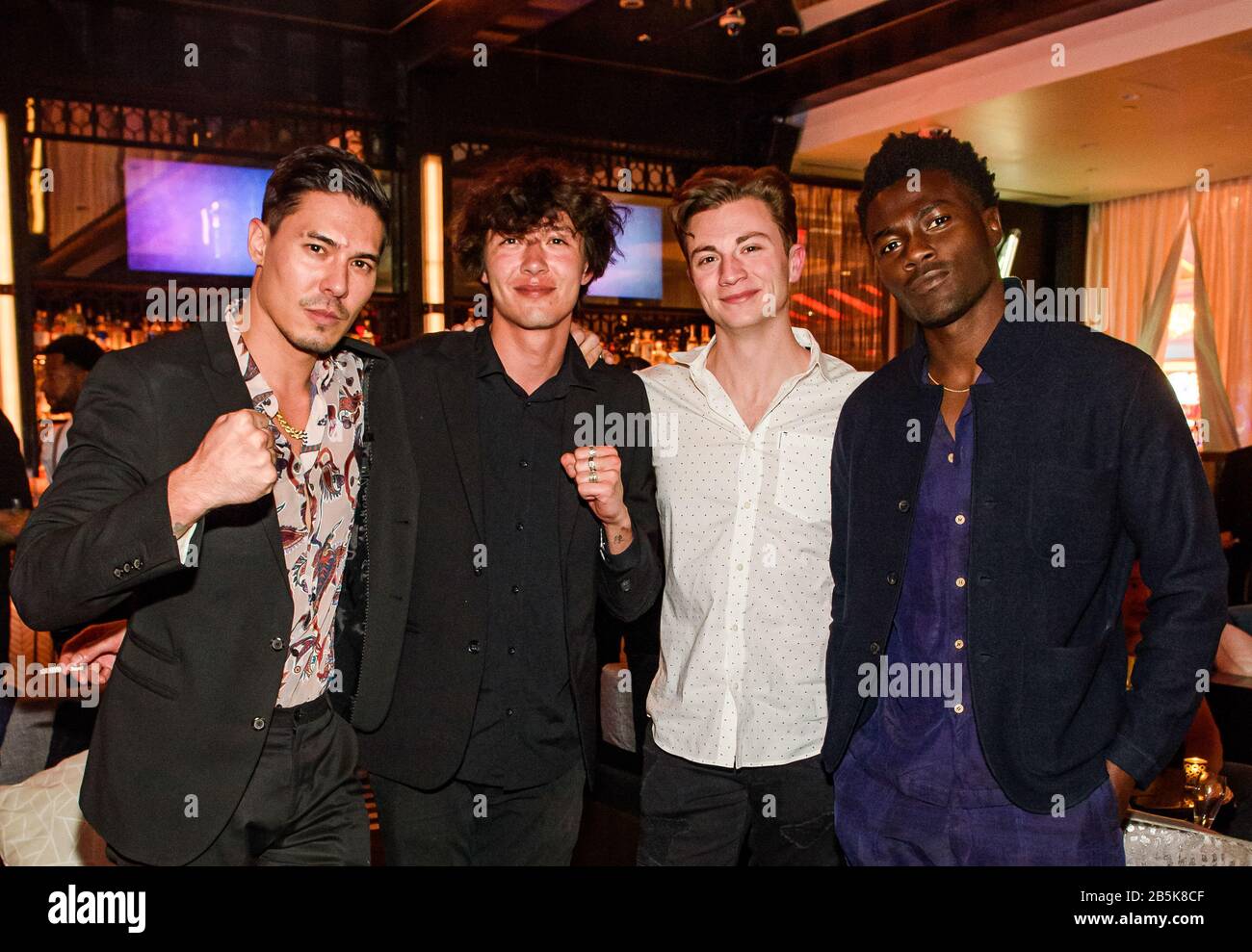 Las Vegas, NV, États-Unis. 7 mars 2020. ***COUVERTURE DE LA MAISON*** Actos Lewis Tan, Sam Tan, Richard Ellis photographié comme championne UFC MiddlewEight Israël Adesanya célèbre sa victoire au Electra cocktail Club au Palazzo à Las Vegas vénitien, NV le 7 mars 2020. Crédit: Gdp Photos/Media Punch/Alay Live News Banque D'Images