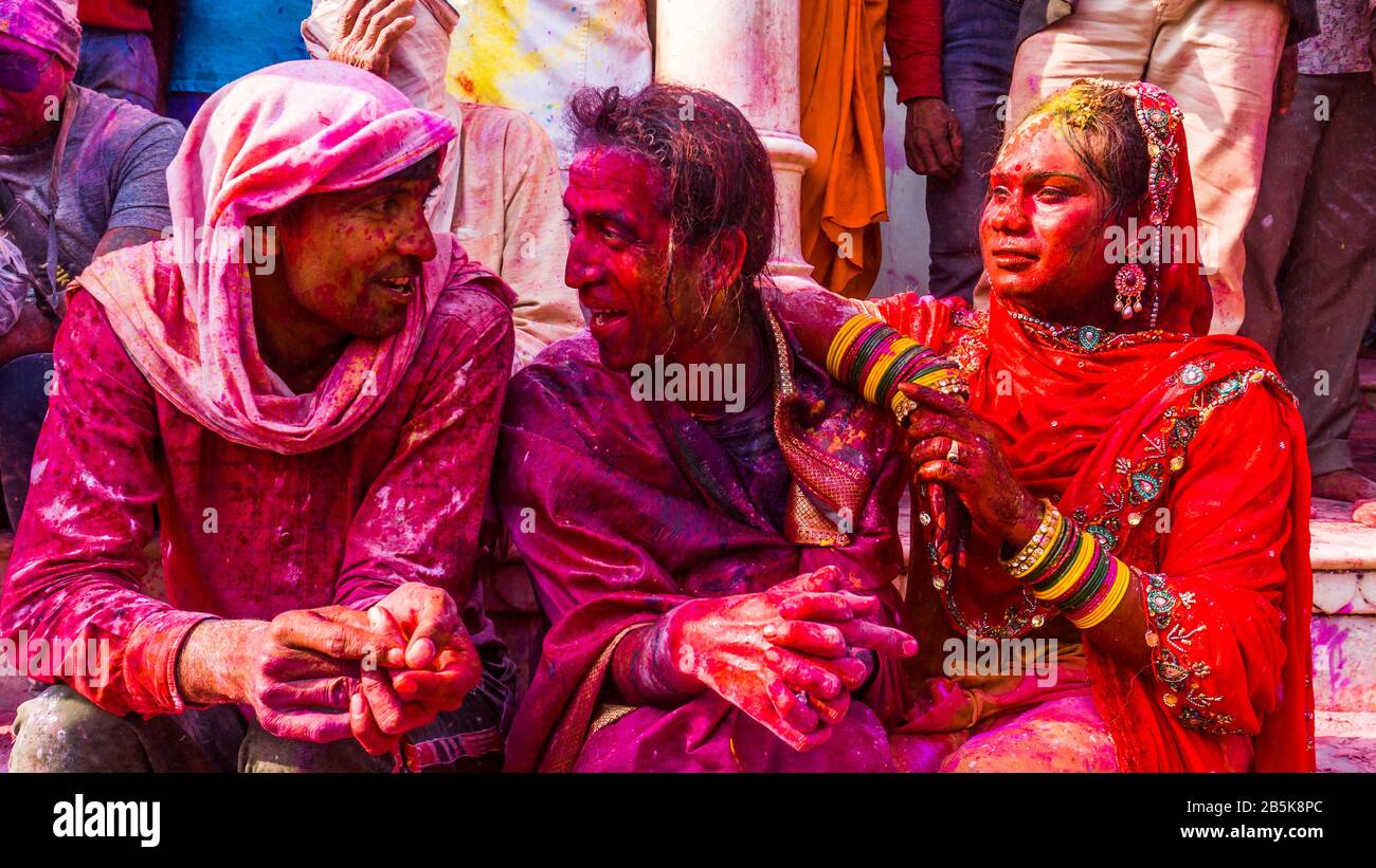 Fête de Mathura holi. Gens célébrant les vacances avec des couleurs. Banque D'Images