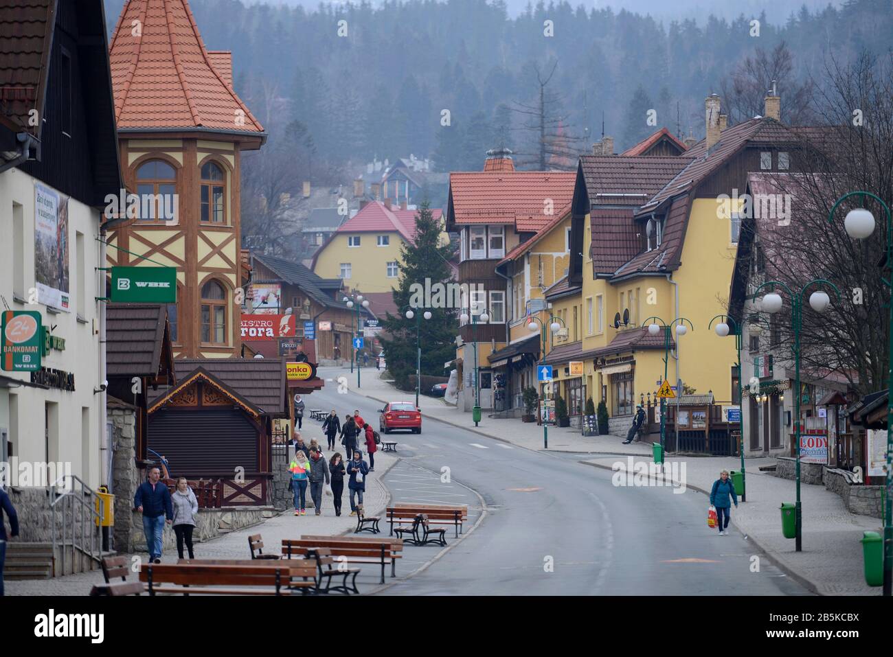 Hauptstrasse 'Konstytucji 3 Maja', Karpacz, Niederschlesien, Polen Banque D'Images