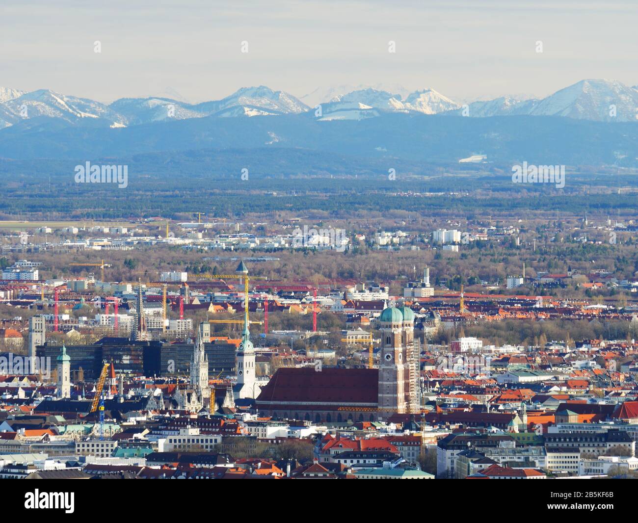 Munich, Allemagne : Marienkirche et les Alpes Banque D'Images