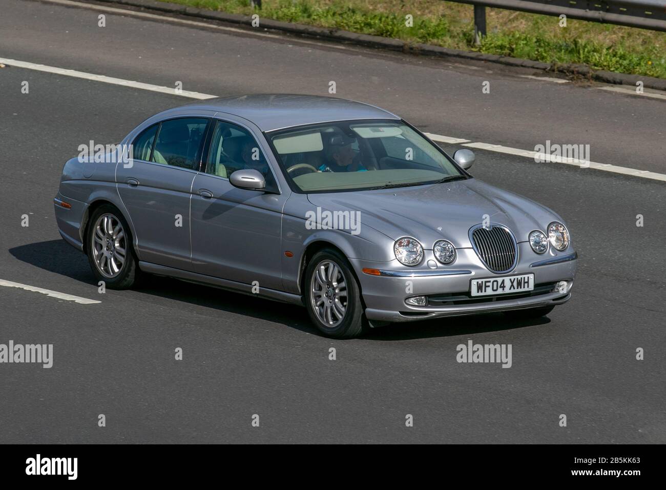 2004 argent Jaguar britannique S-Type V6 se Auto ; circulation automobile au Royaume-Uni, transport, véhicules modernes, voitures de berline, Véhicules, véhicule, routes, moteurs, conduite sur l'autoroute M6 Banque D'Images