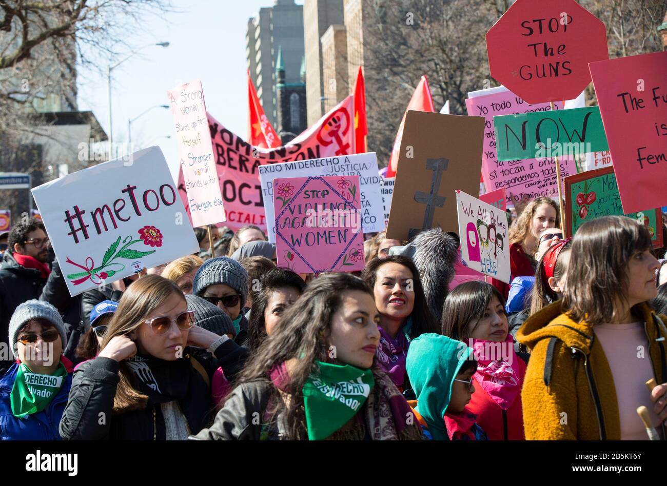 Toronto, Canada. 8 mars 2020. Les gens participent à la Journée internationale de la femme de 2020, qui se tiendra à Toronto, Canada, le 8 mars 2020. Des milliers de personnes ont participé à cet événement annuel pour l'égalité et la justice, qui a marqué dimanche la Journée internationale de la femme. Crédit: Zou Zheng/Xinhua/Alay Live News Banque D'Images