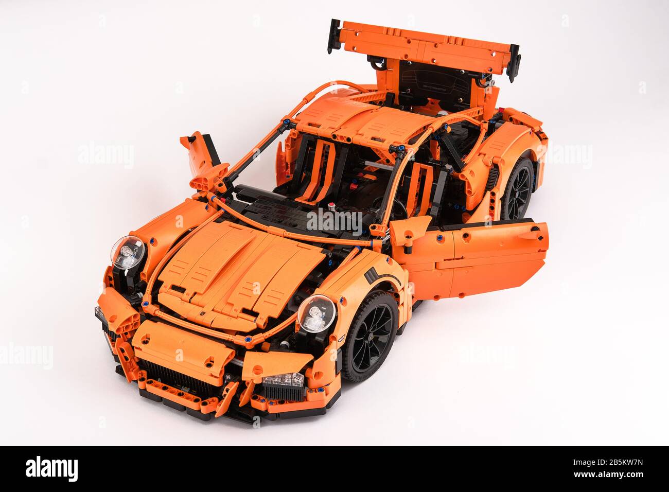 Différentes vues de la voiture LEGO Porsche GT 3 RS orange assemblée Banque D'Images