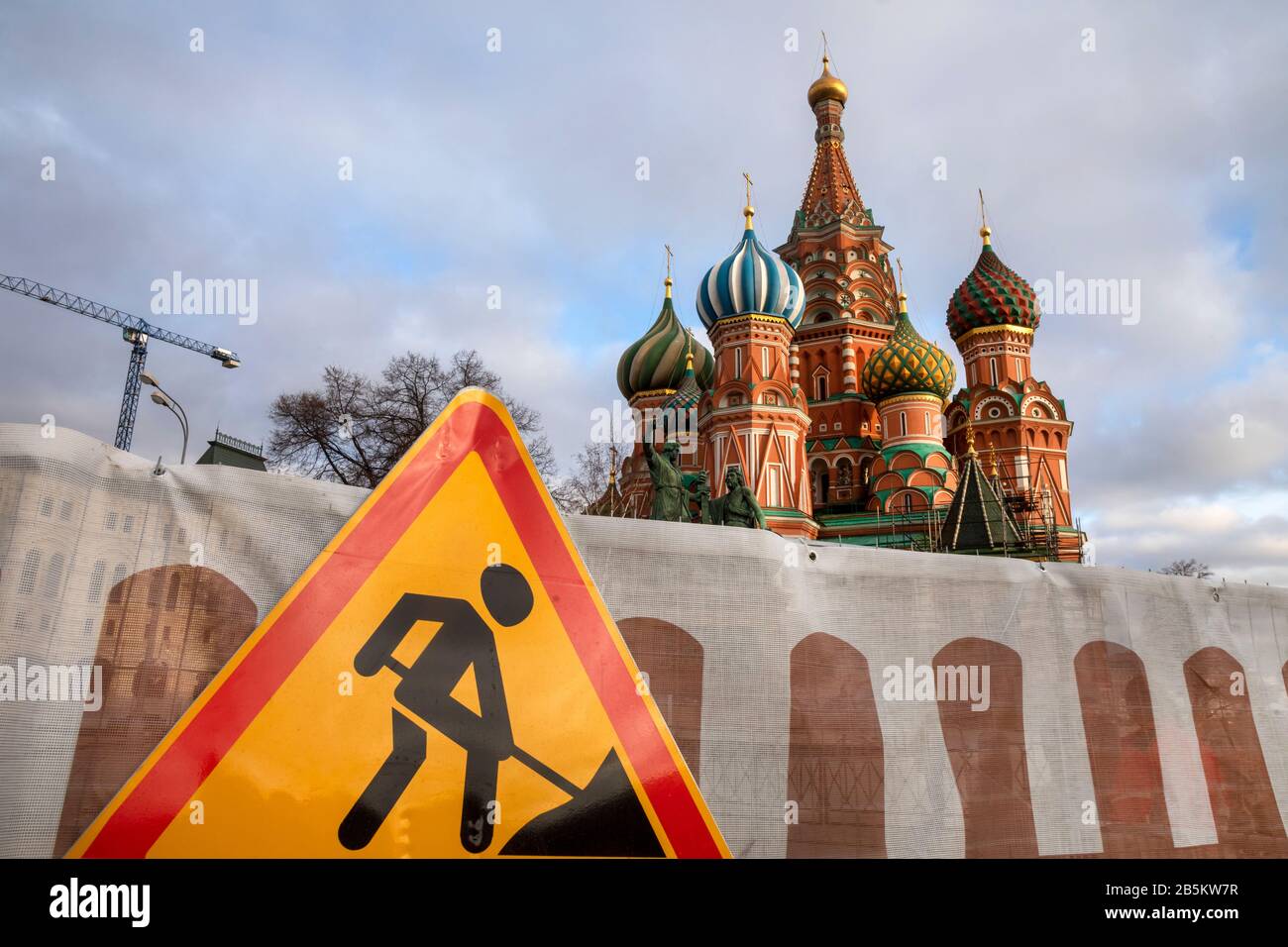 Un panneau de travaux routiers sur l'arrière-plan de la cathédrale Saint-Basile sur la place Rouge, dans le centre de Moscou, en Russie Banque D'Images