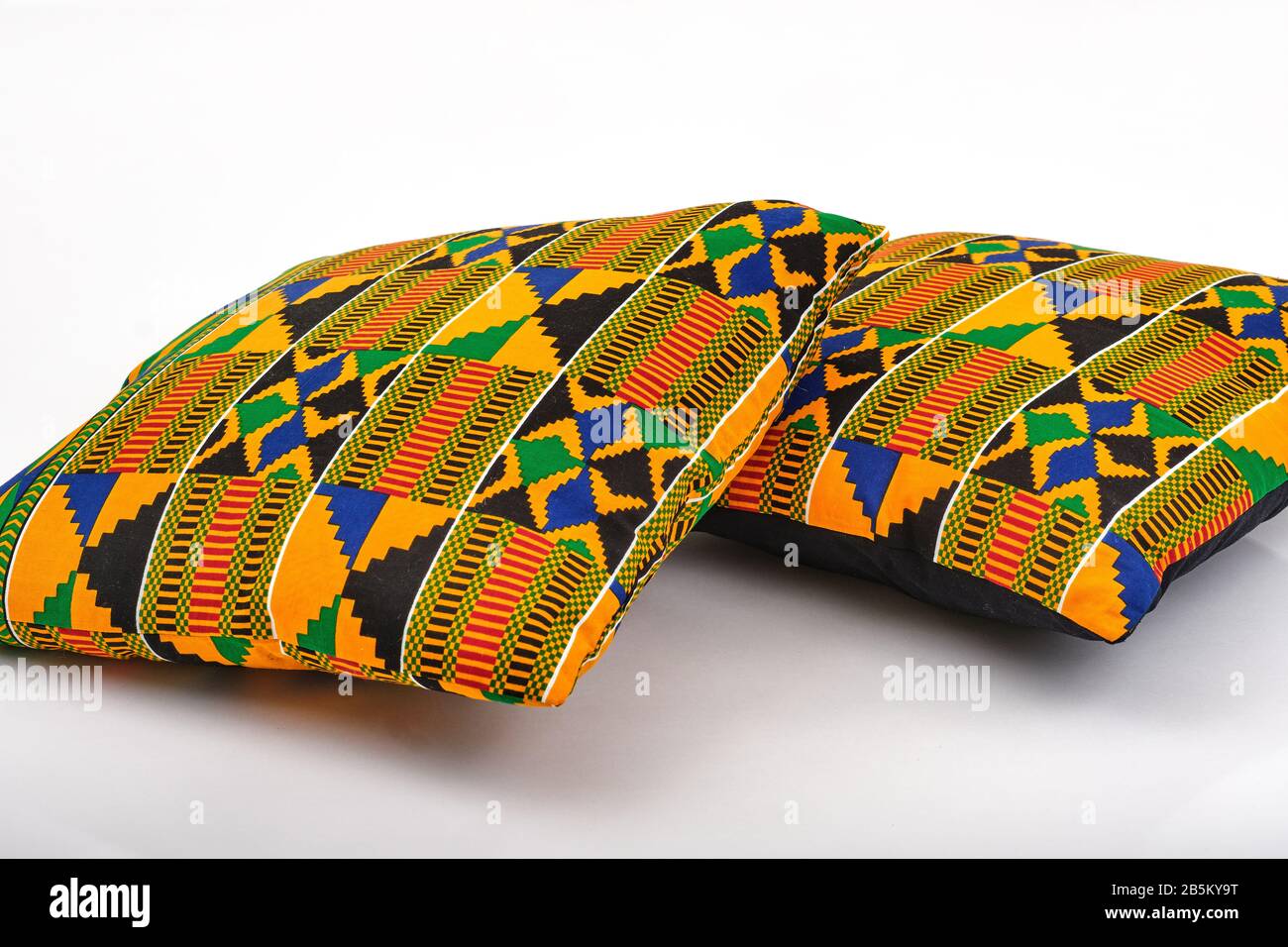 Coussins de canapé recouverts d'un imprimé kente de coton ghanéen africain Banque D'Images