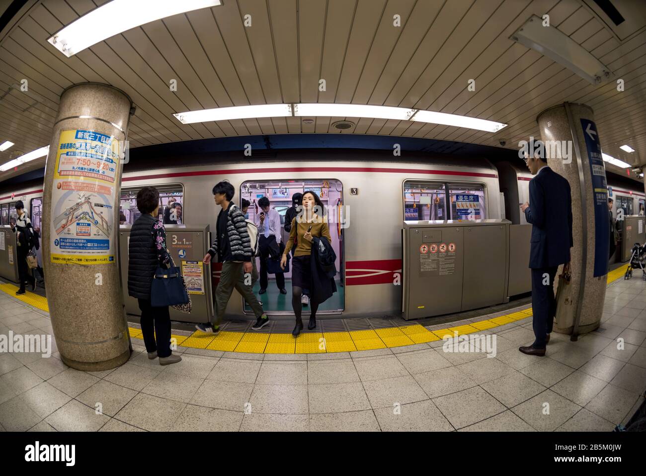 Les voyageurs qui quittent le métro de Tokyo, la gare de Shinjuku Banque D'Images