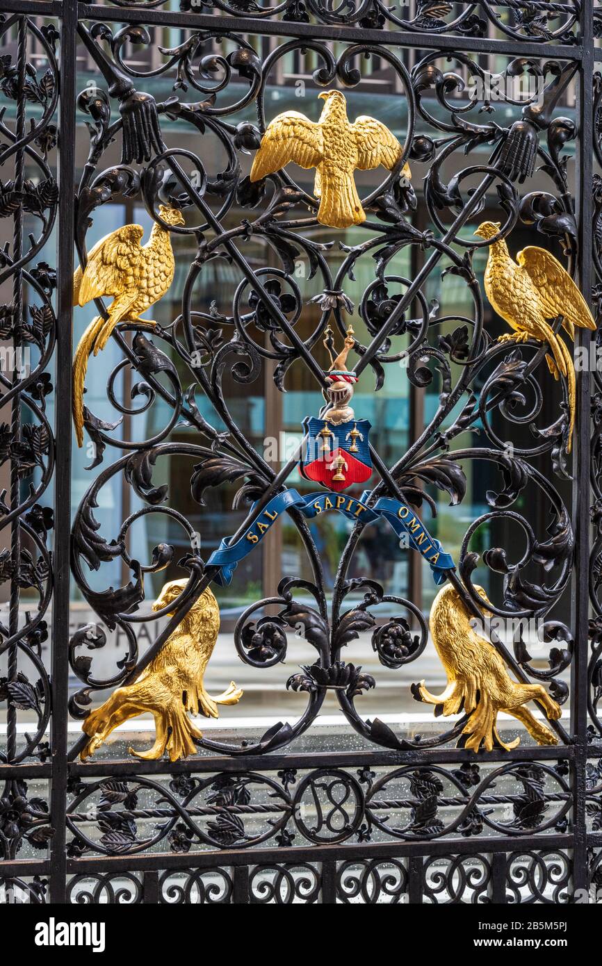 Salters Hall Londres - Worshipful Company Of Salters Hall. Portes ornées d'un manteau d'armes et d'oiseaux devant le Salters Hall dans la ville de Londres Banque D'Images