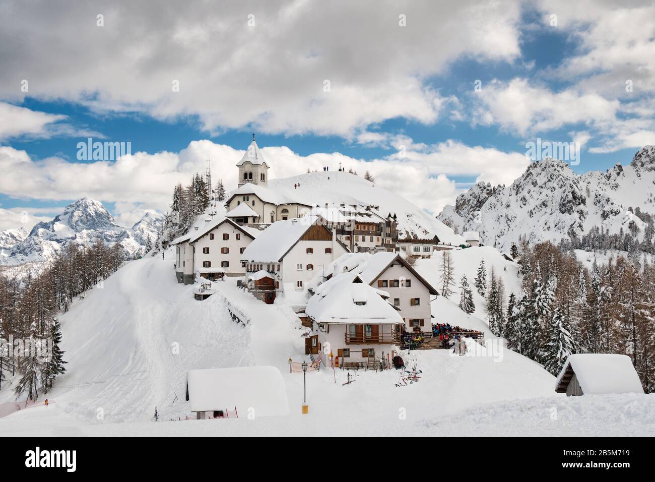 Vue panoramique sur Monte Lussari, village de montagne idyllique sur les Alpes d'Italie Banque D'Images