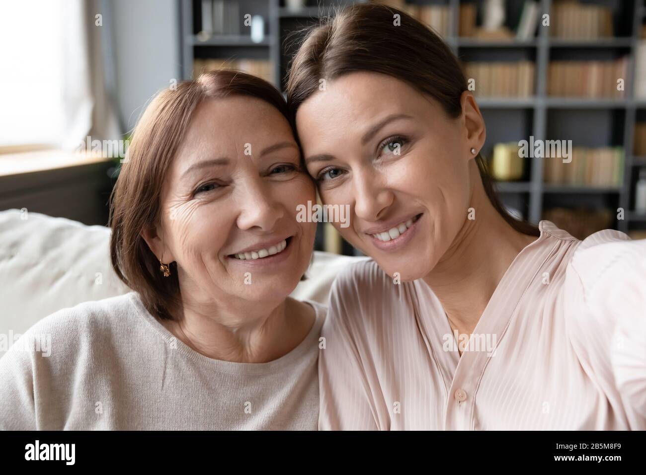 Web CAM voir la jeune femme prenant selfie avec la mère. Banque D'Images