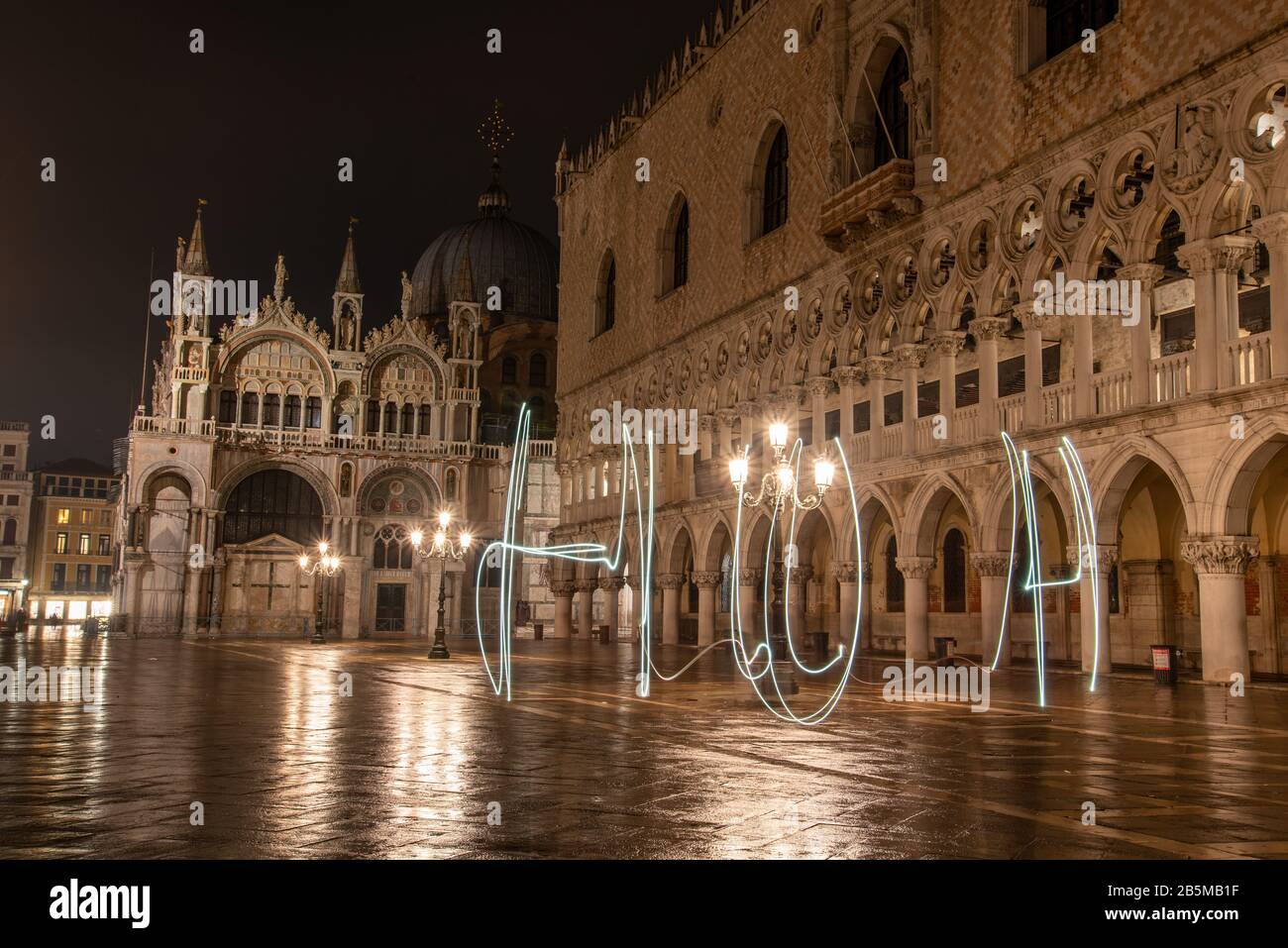 Ecroiglement avec lumière devant le Palais des Doges éclairé sur la place des marques de nuit, Venise/Italie Banque D'Images