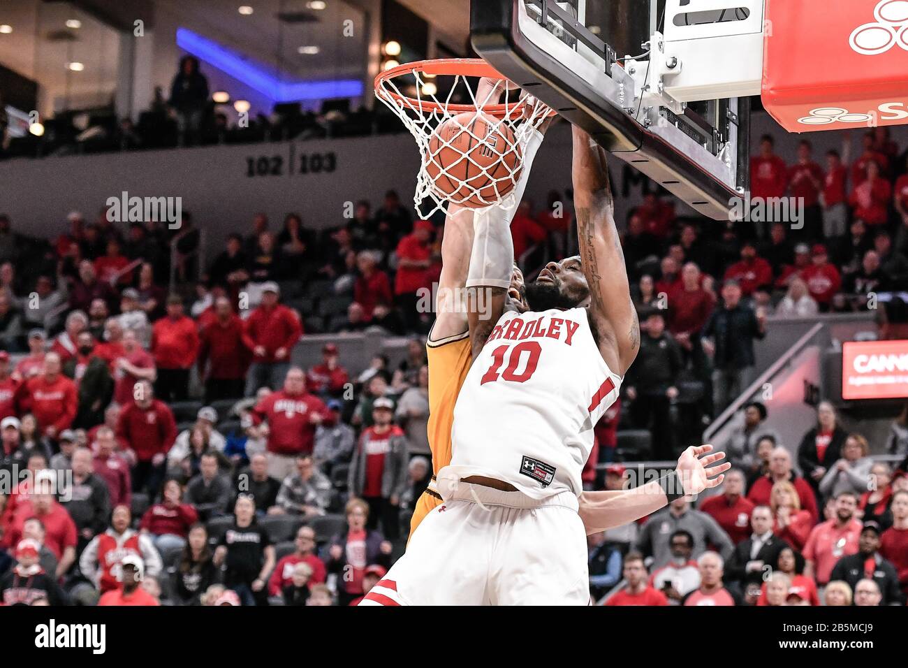 08 mars 2020: Bradley Braves forward Elijah Childs (10) termine le slam dunk bien qu'il soit défendu par Valparaiso Crusaders forward John Kiser (33) dans le jeu de championnat de la Missouri Valley Conference tournoi des hommes entre les Bradley Braves et les Valparaiso Crusaders. Organisé au Centre entreprise de St. Louis, Mo Richard Ulreich/CSM Banque D'Images