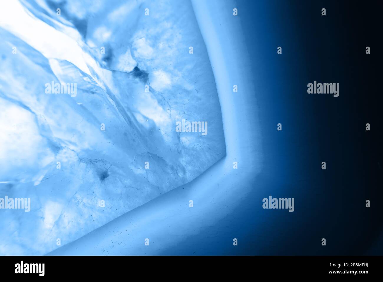 Résumé contexte - cristal agate tranche minérale, couleur de l'année 2020 pantone classique bleu 19-4052 Banque D'Images