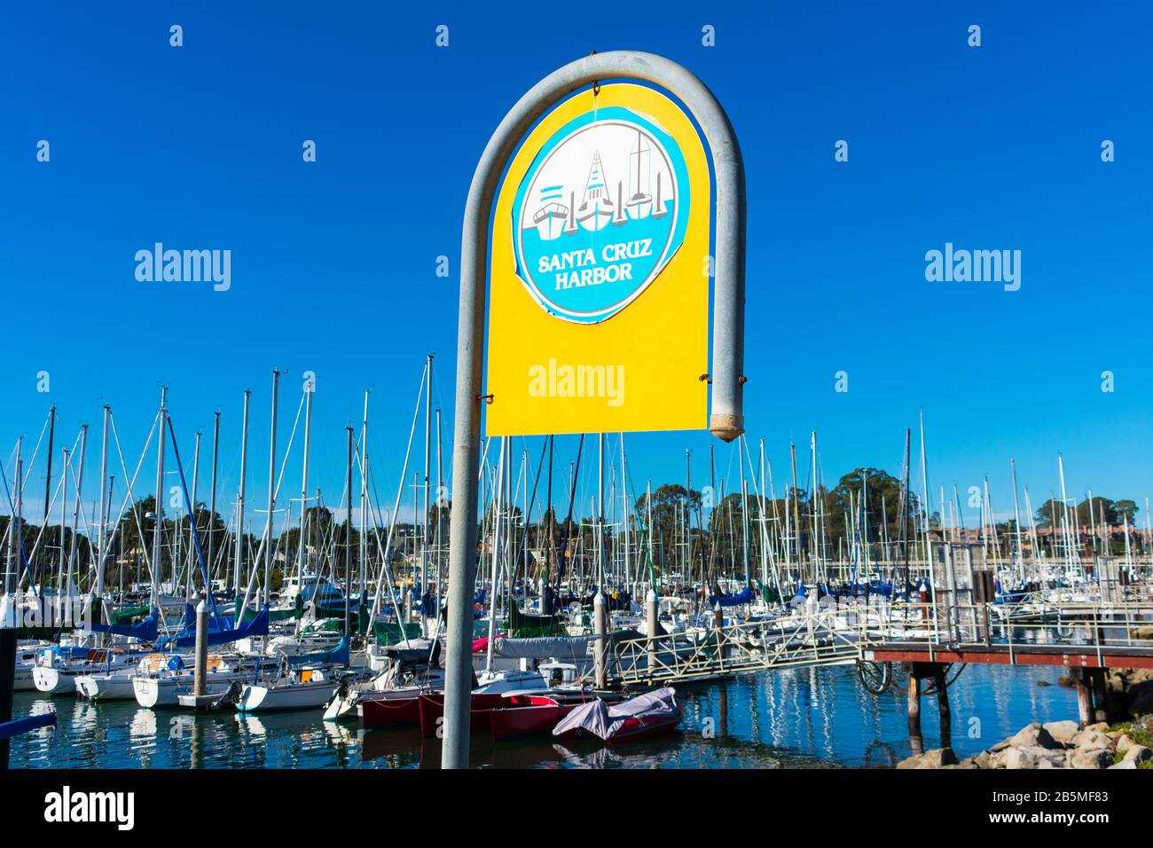 Panneau du port de Santa Cruz, yachts amarrés et bateaux en arrière-plan - Santa Cruz, Californie, États-Unis - décembre 2019 Banque D'Images