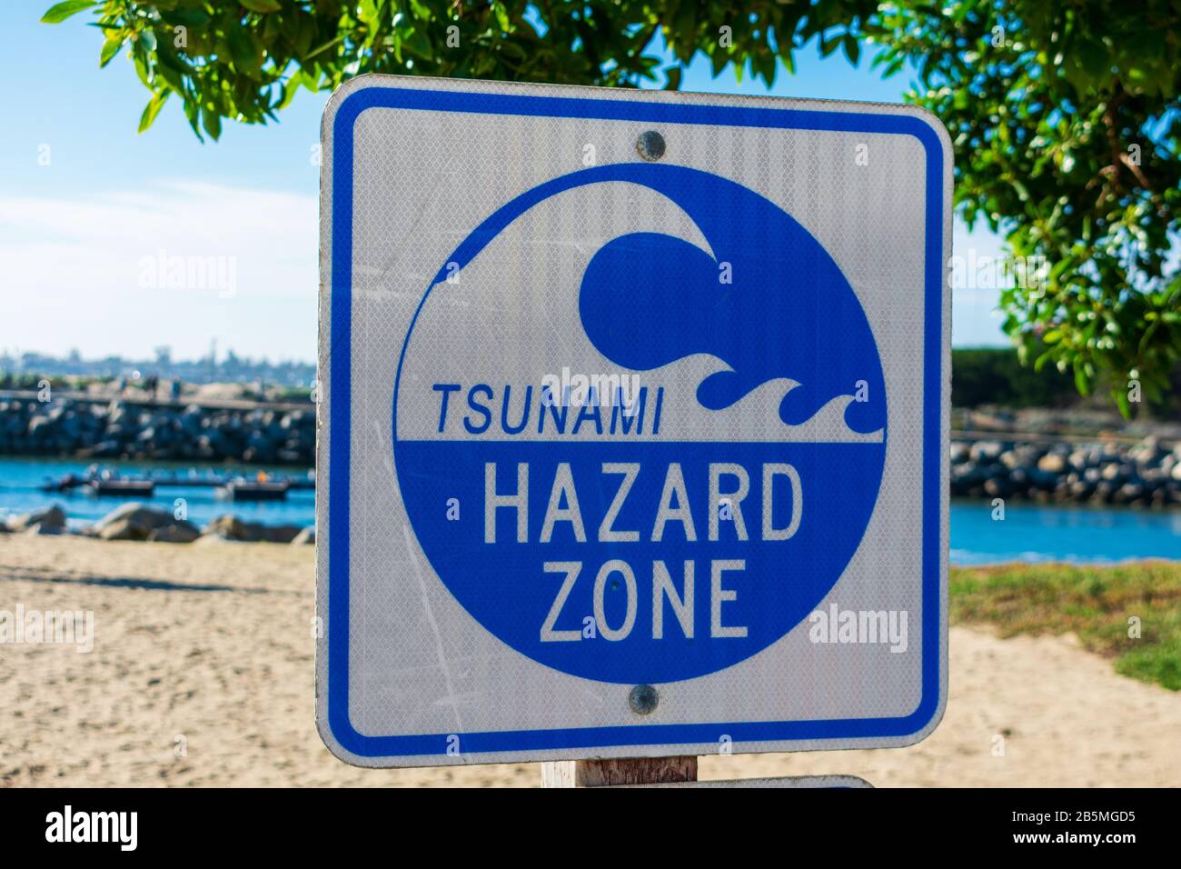 Le panneau d'avertissement de la zone à risque de tsunami sur la côte de l'océan Pacifique avertit le public d'un danger possible après un séisme. Banque D'Images