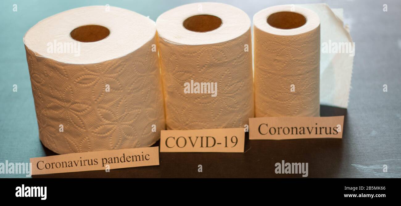 Coronavirus à côté de rouleaux de papier toilette. Thème de l'approvisionnement sur les fournitures Banque D'Images