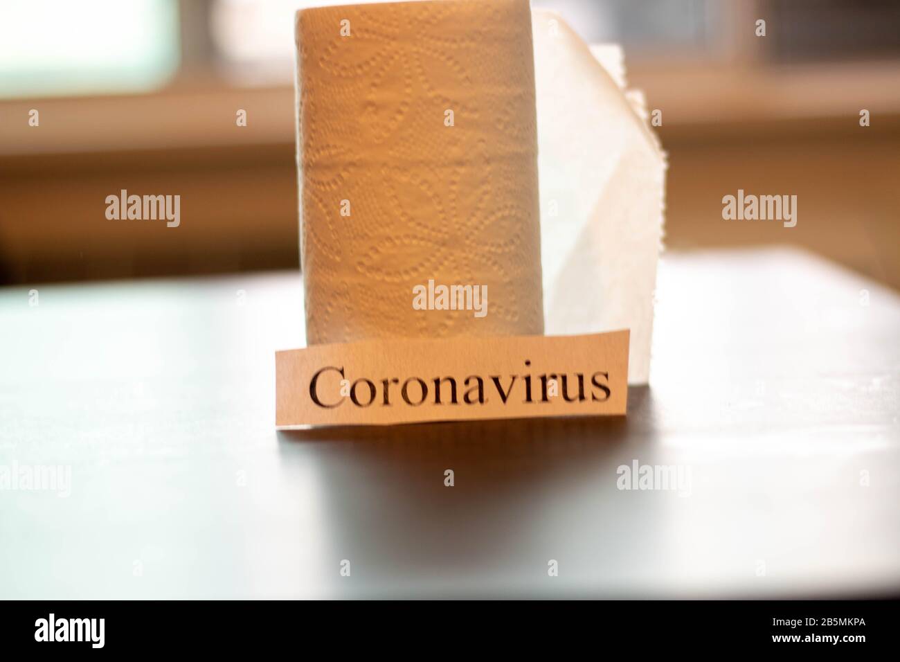 Coronavirus à côté de rouleaux de papier toilette. Thème de l'approvisionnement sur les fournitures Banque D'Images