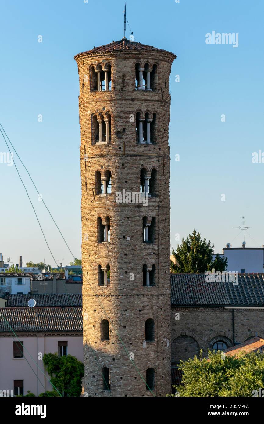 le campanile de la Basilique de Sant'Apollinare Nuovo, Ravenne au crépuscule Banque D'Images