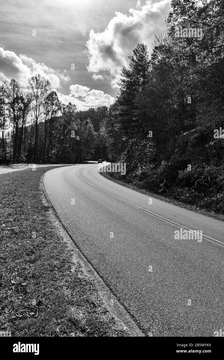 La Blue Ridge Parkway serpente au-delà des montagnes et donne sur les tournoses à Asheville, en Caroline du Nord, aux États-Unis Banque D'Images