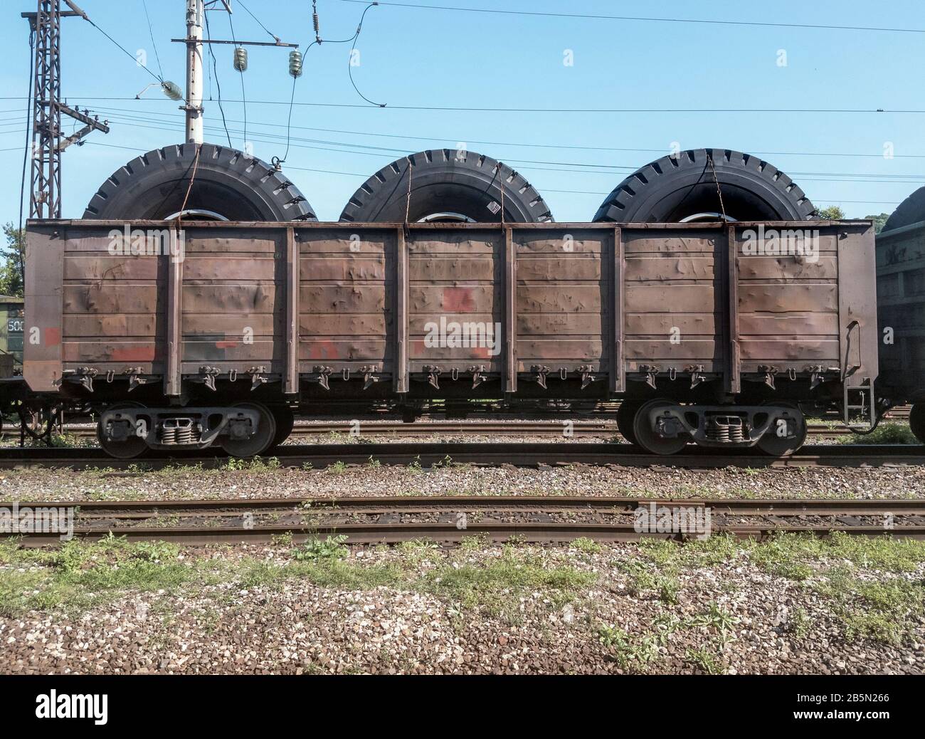 transport de roues pour camions lourds dans un wagon par rail Banque D'Images