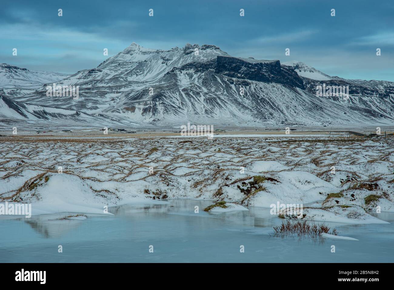 Paysage de glace avec montagnes enneigées en Islande Banque D'Images
