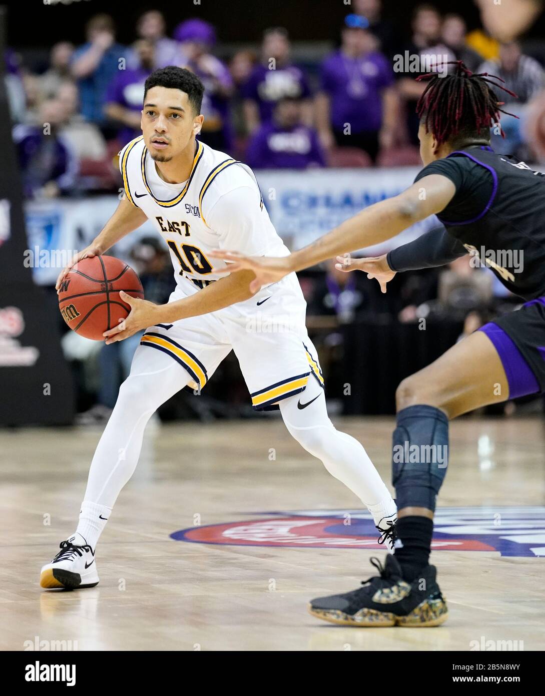 Asheville, Caroline Du Nord, États-Unis. 8 mars 2020. Patrick GOOD (10) est le gardien de Buccaneers de l'État du Tennessee est surveillé par TYLER HARRIS (4) pendant les demi-finales du tournoi de conférence du Sud de la NCAA à Asheville, en Caroline du Nord, dimanche 8 mars 2020. Crédit: Rusty Jones/Zuma Wire/Alay Live News Banque D'Images