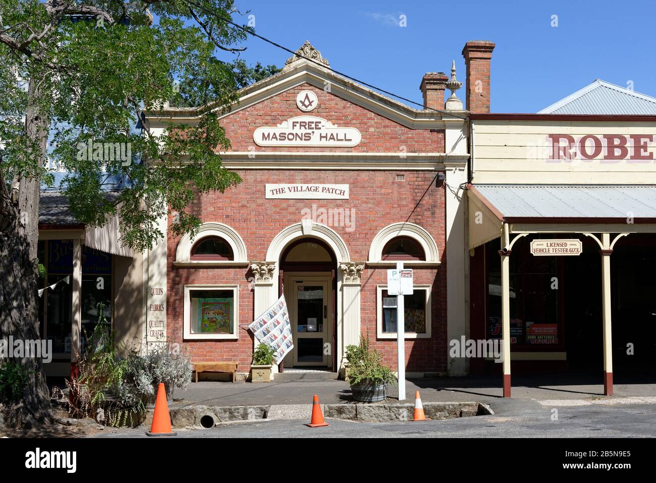 Freemasons Hall a été construit à l’origine en 1868 dans le cadre du magasin de ruches de Warnock. La façade a été mise à jour en 1908, Maldon, Victoria, Australie. Le Freemaso Banque D'Images