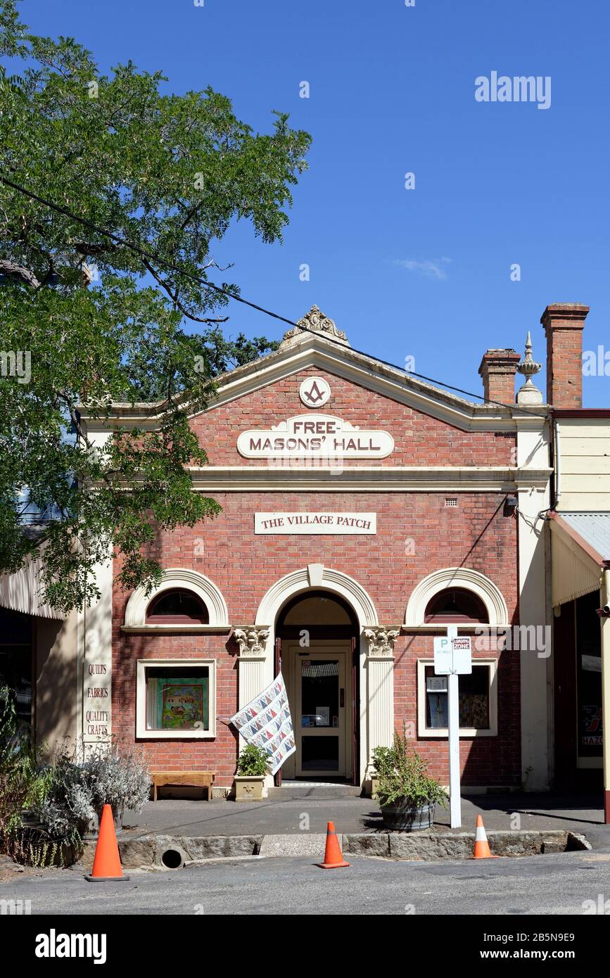 Freemasons Hall a été construit à l’origine en 1868 dans le cadre du magasin de ruches de Warnock. La façade a été mise à jour en 1908, Maldon, Victoria, Australie. Le Freemaso Banque D'Images