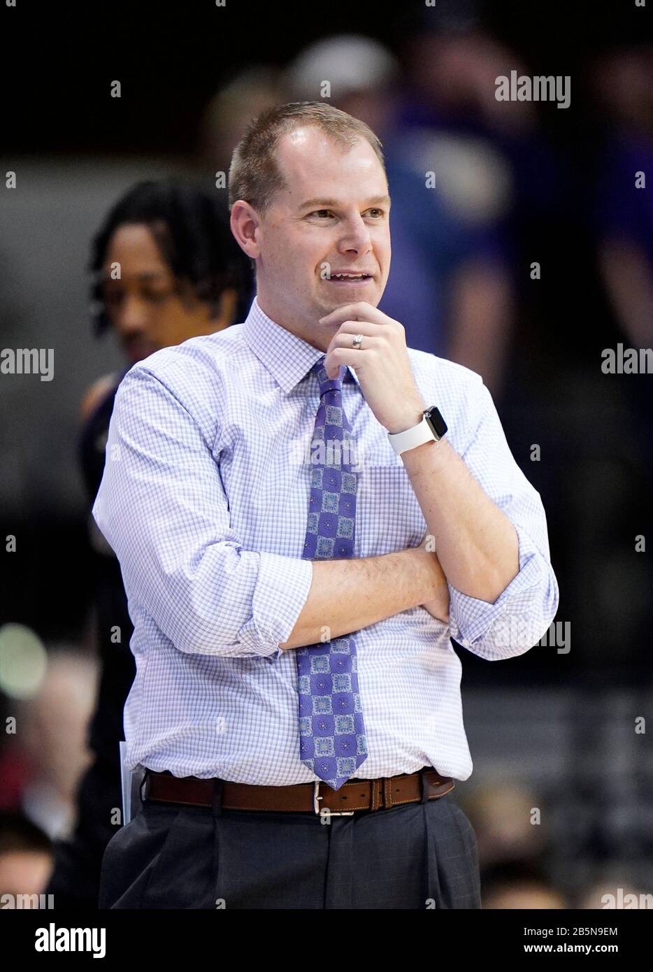 Asheville, Caroline Du Nord, États-Unis. 8 mars 2020. Caroline de l'Ouest Catumes entraîneur en chef MARK PROSSER regarde son équipe contre les Buccaneers de l'État du Tennessee de l'est pendant les demi-finales du tournoi de conférence du Sud de la NCAA à Asheville, Caroline du Nord dimanche 8 mars 2020. Crédit: Rusty Jones/Zuma Wire/Alay Live News Banque D'Images