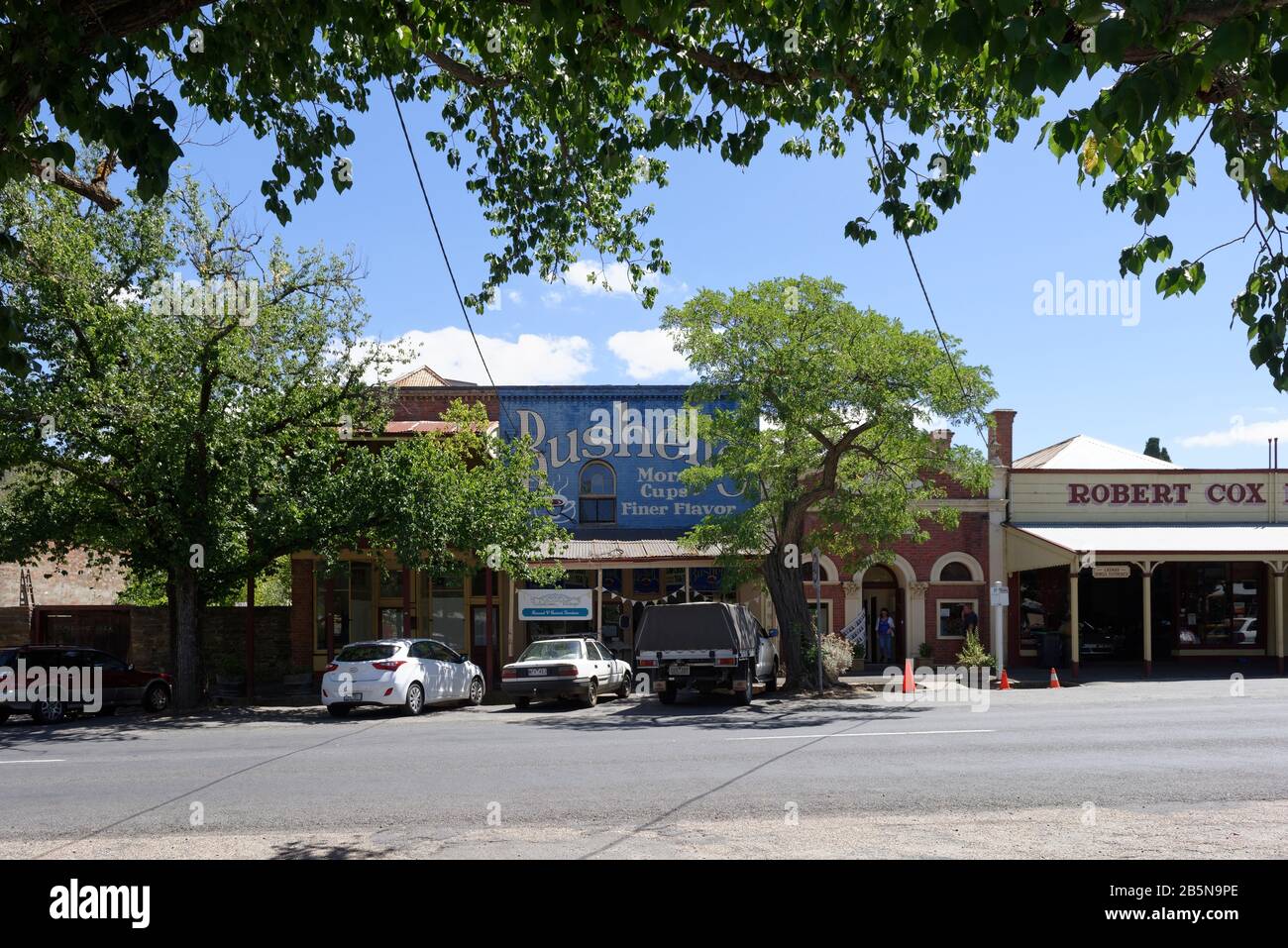 Paysage de rue historique et bâtiments le long de High Street à Maldon, Victoria, Australie. Maldon est une ville historique de goldrush et en 1966 a été classée b Banque D'Images