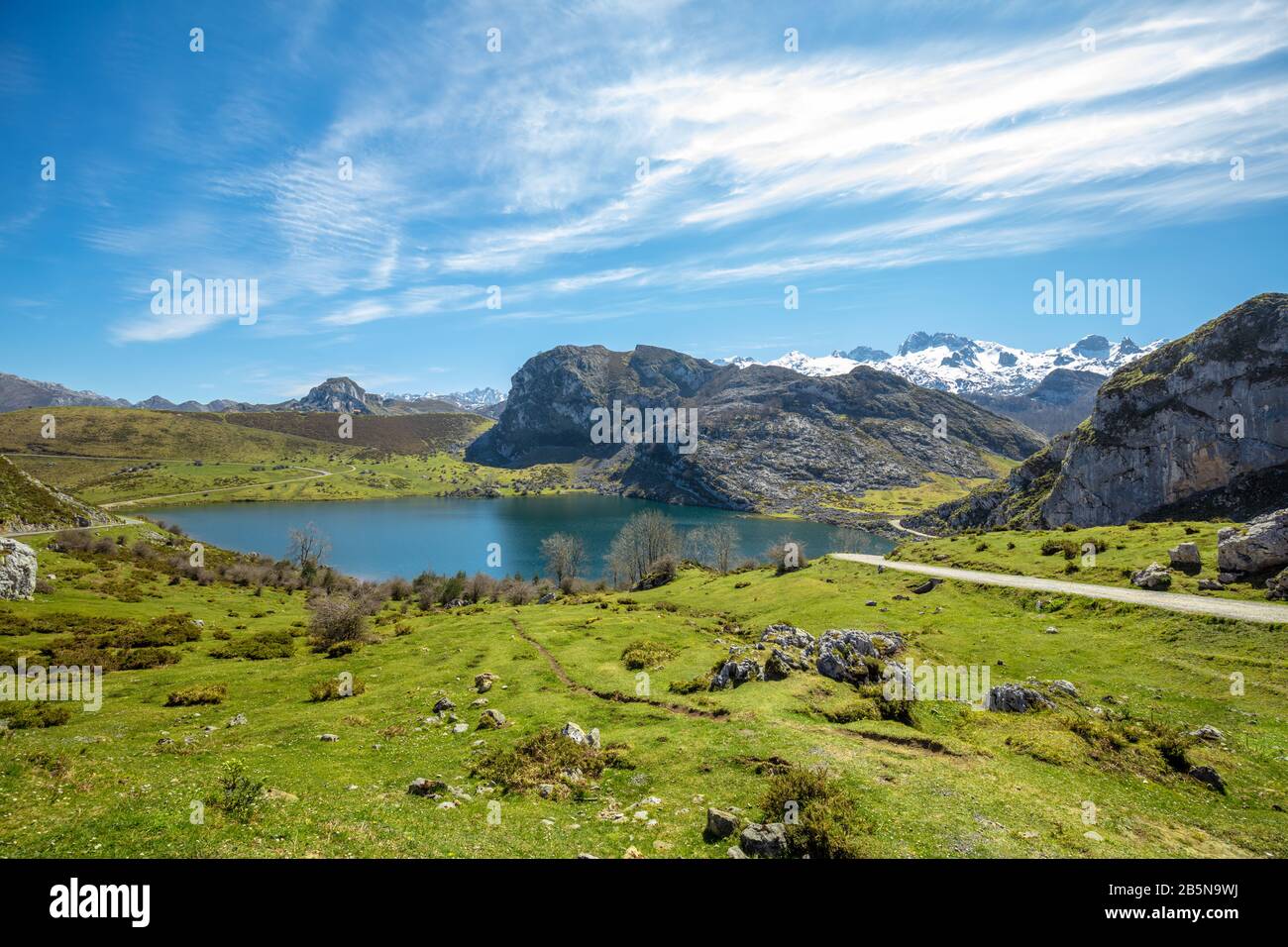 Parc National Des Pics D'Europe (Picos De Europa). Un lac glaciaire Énol, Lagos de Covadonga, Asturies, Espagne Banque D'Images