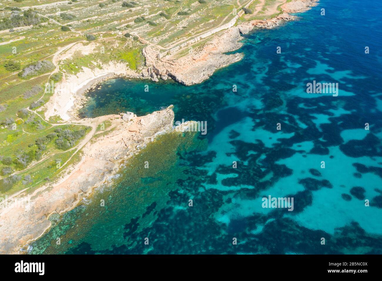 Vue aérienne sur la côte rocheuse et la mer. Malte Banque D'Images