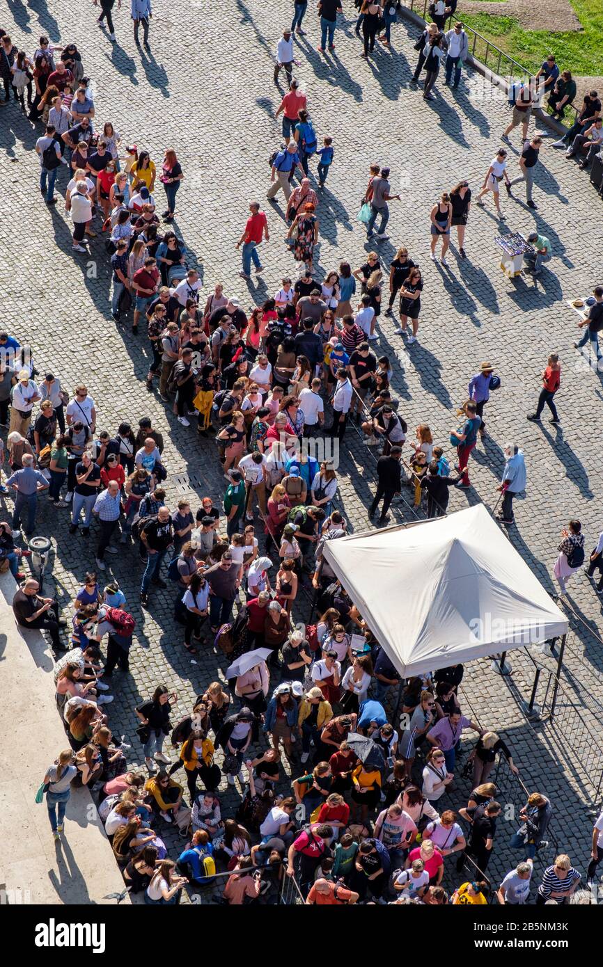 Tourisme de masse de surtourisme, files d'attente de touristes pour acheter des billets d'entrée au Colisée, Colisée, amphithéâtre Flavien, Forum romain, Rome, Italie Banque D'Images