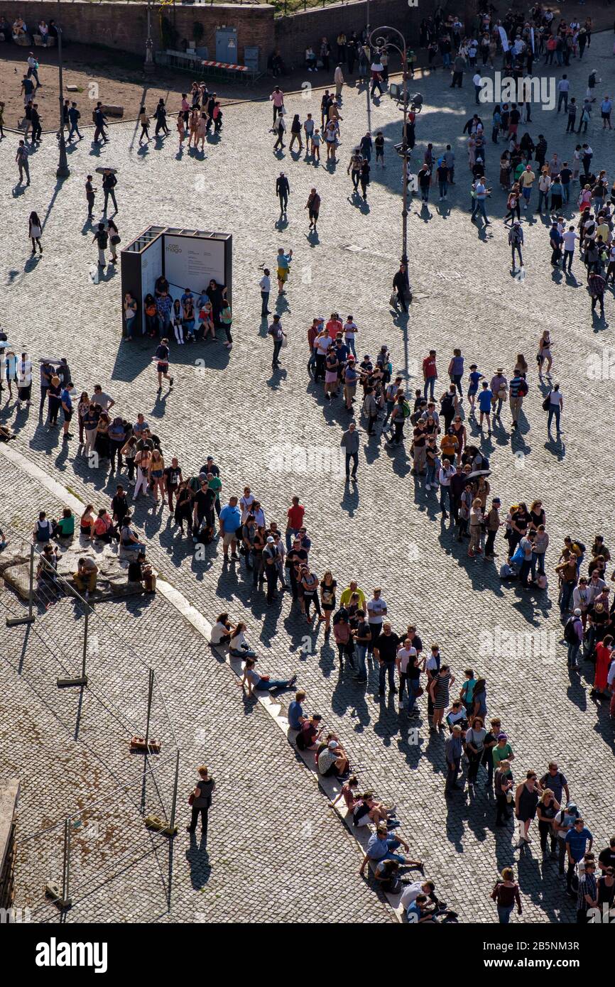 Overtourisme, tourisme de masse, lignes de touristes en attente d'acheter des billets d'entrée au Colisée, au Colisée, à l'Amphithéâtre Flavian, au Forum romain, à Rome, à Ital Banque D'Images