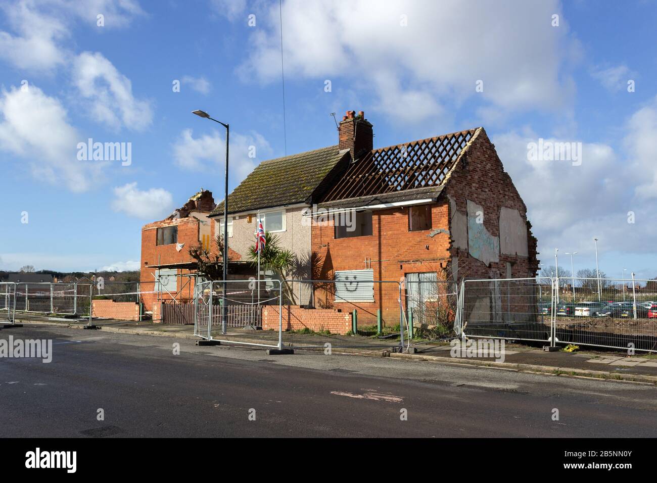 Maison solitaire sur le domaine démoli après que le résident a refusé de partir, route d'Ilchester, Birkenhead. Banque D'Images
