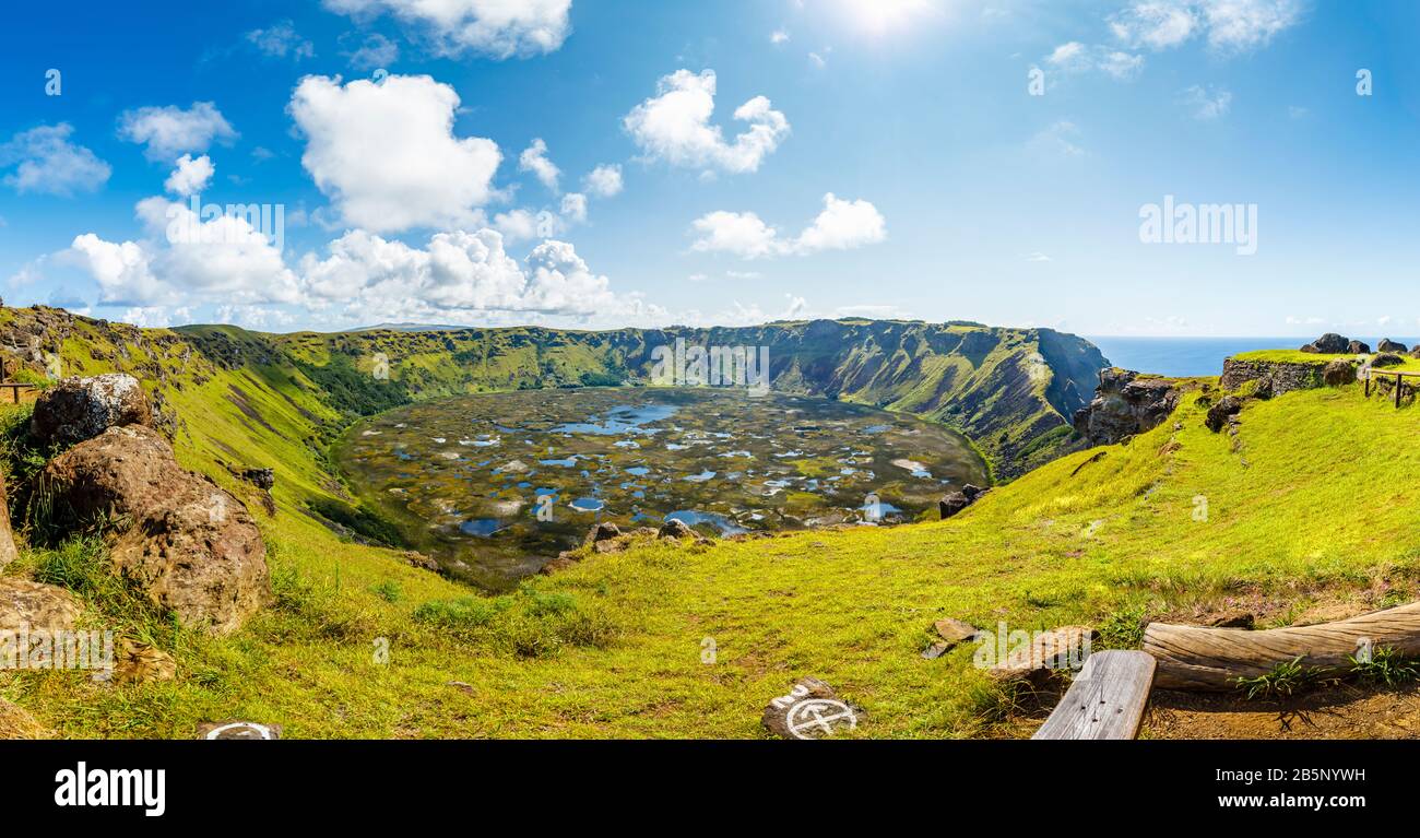 Vue depuis Orongo du grand lac cratère (caldeira) du volcan Rano Kau, la pointe sud-ouest de l'île de Pâques (Rapa Nui), Chili Banque D'Images